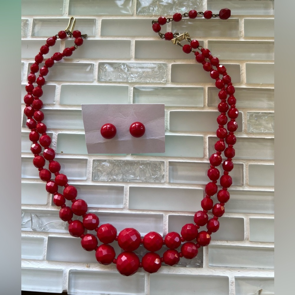 Valentines Day Vintage Glass Beads Opaque Cherry Red Faceted & Graduated w knots - Picture 2 of 5